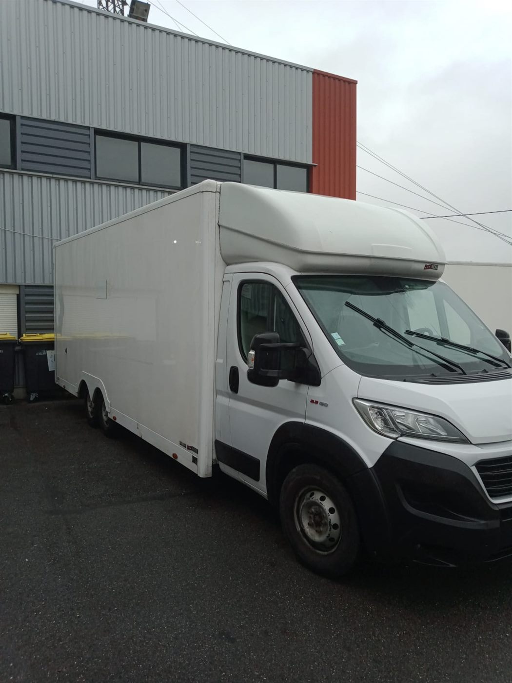 Le camion NDD Service Déménagement, caisse grand volume et plancher bas, prêt au chargement