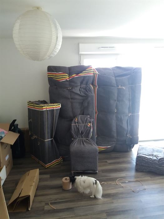 Matelas et canapé emballés dans des housses épaisses avant le chargement